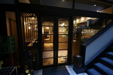 透明の扉で店内の様子が見えるように設計|お肉屋けいすけ三男坊
