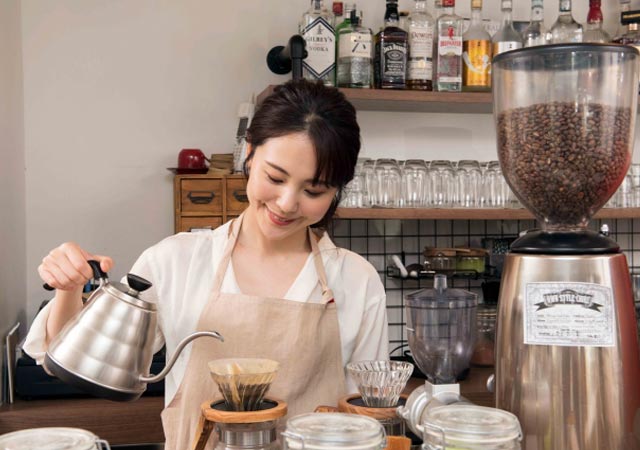 小さなカフェで成功するコツ、狭小キッチンの内装アイデア